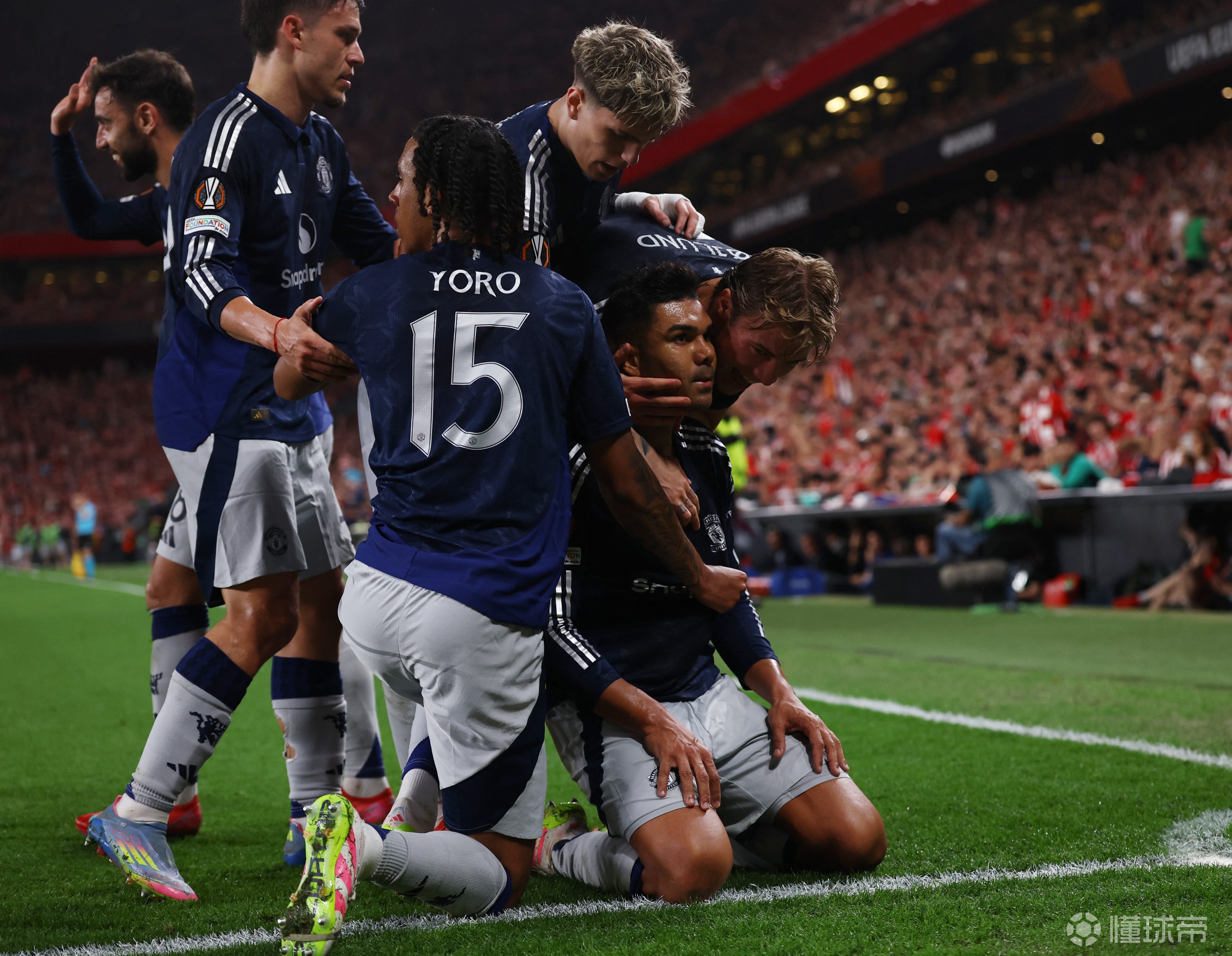 曼联客场击败费耶诺德，球迷欢呼雀跃