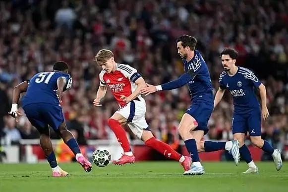 包含巴黎圣日耳曼客场小胜，继续保持不败战绩的词条