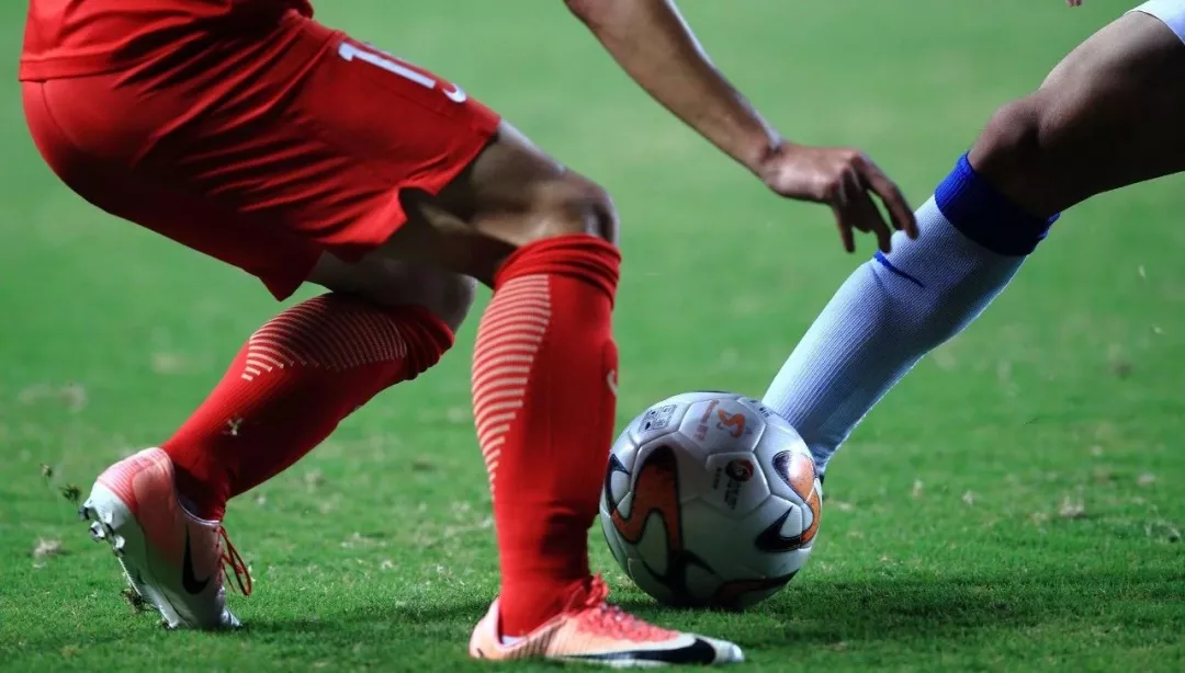 三亿体育体育娱乐-教练组织训练，严格要求球员注意细节