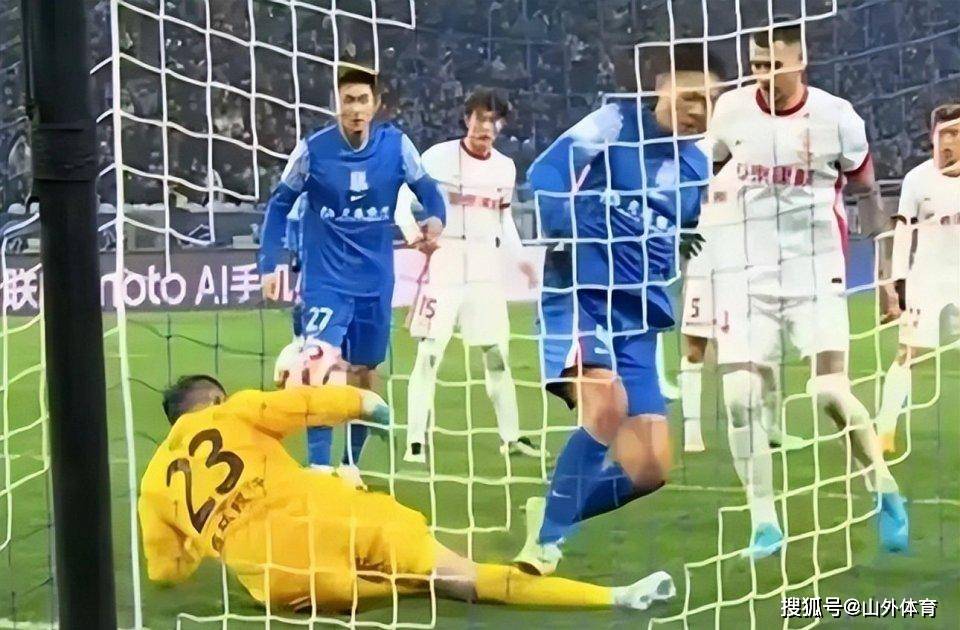 三亿体育体育注册-比赛中出现争议判罚，裁判遭到质疑