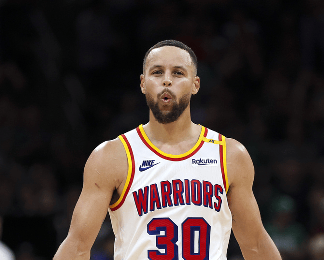 骑士队球员殊死争夺，士气高涨追求胜利