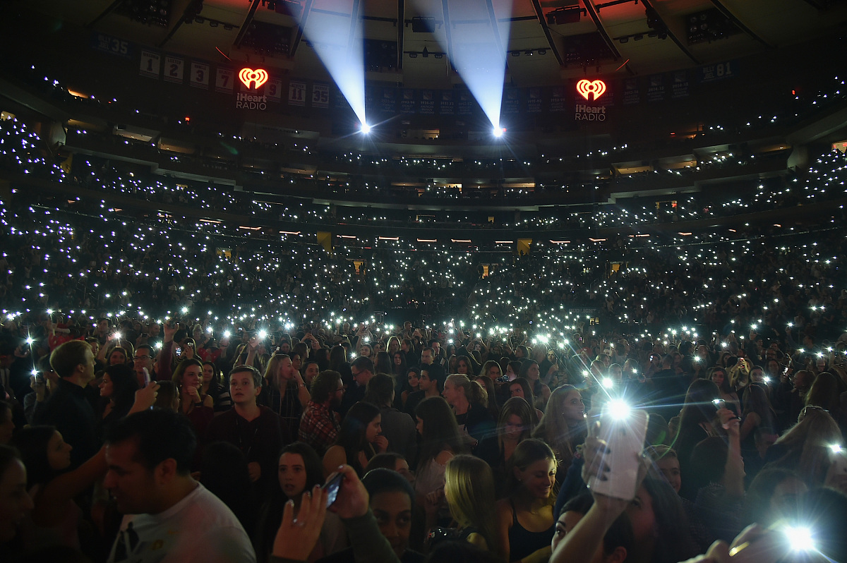 包含桑普多利亚主场气氛热烈，球迷欢呼连连的词条