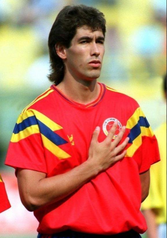 哥伦比亚后卫遭受报复性犯规被罚下场 哥伦比亚后卫遭受报复性犯规被罚下场