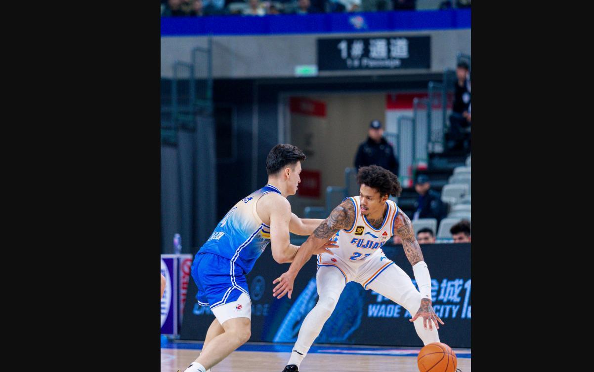 三亿体育体育娱乐-福建队在争夺中取得优势，率先获胜