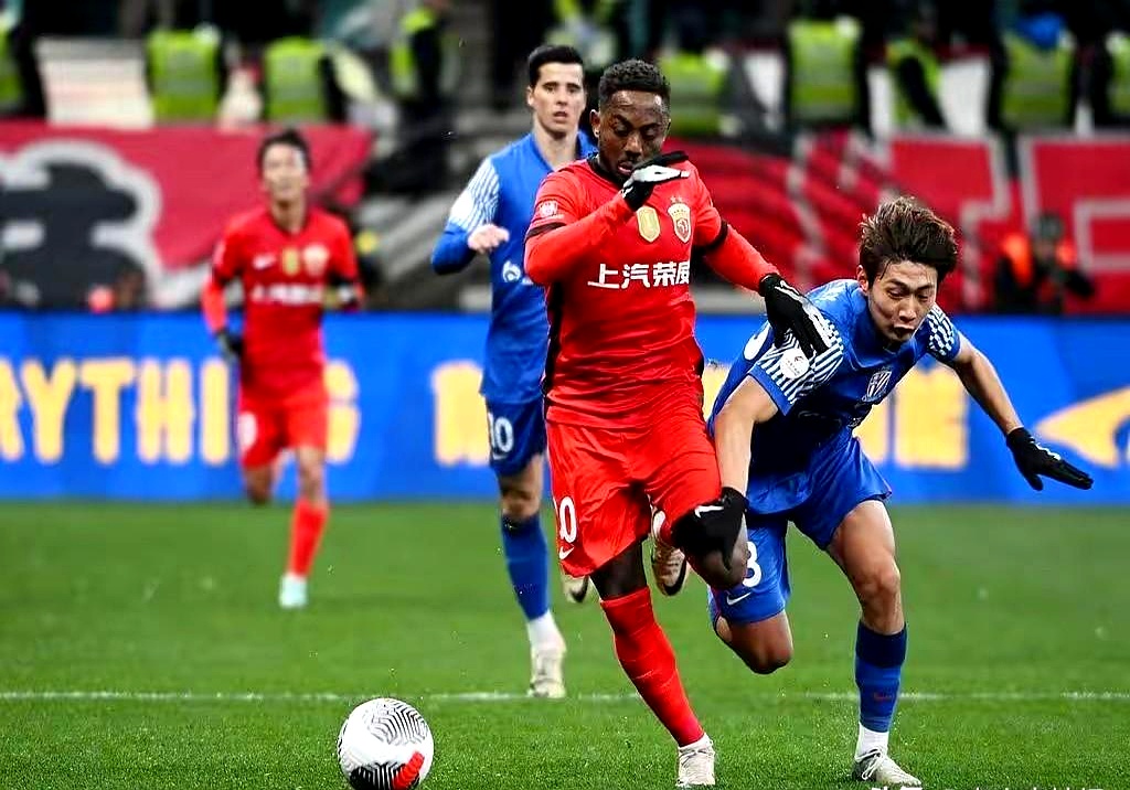 紧张激烈!场上球员越战越勇展现顽强精神的简单介绍 紧张激烈!场上球员越战越勇展现顽强精神的简单介绍